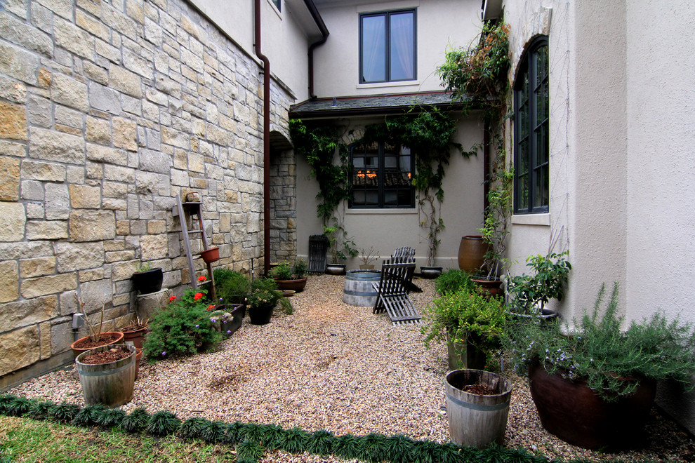 Идея дизайна: участок и сад на внутреннем дворе в средиземноморском стиле с покрытием из гравия