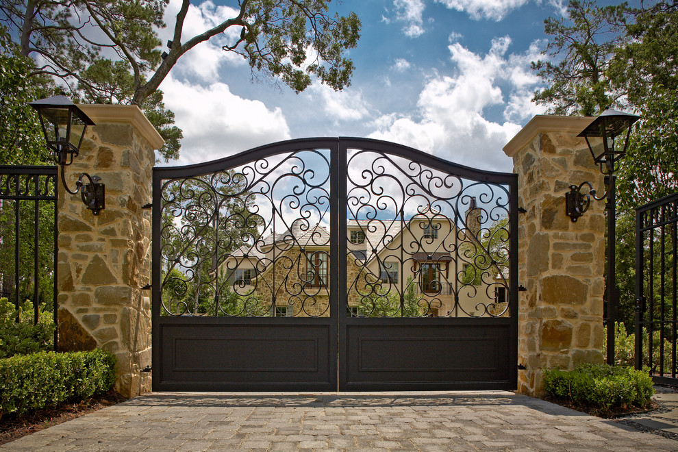 Design ideas for a mediterranean front yard landscaping in Houston.