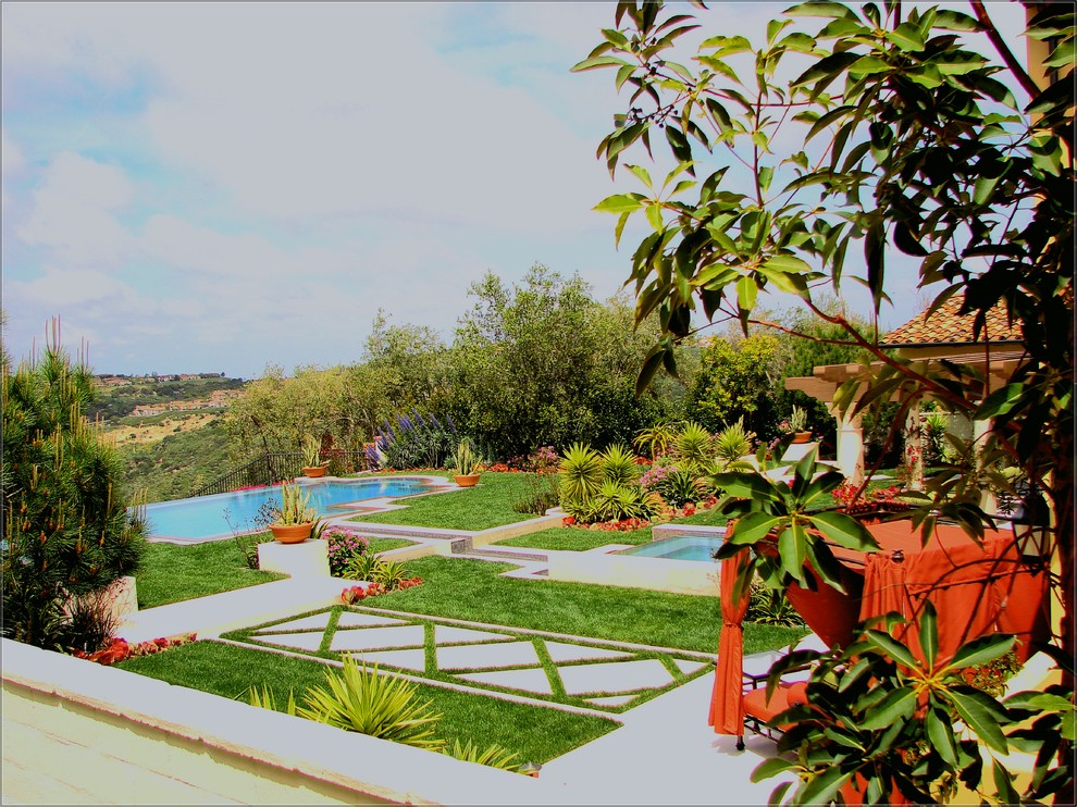 Пример оригинального дизайна: большой участок и сад на заднем дворе в средиземноморском стиле