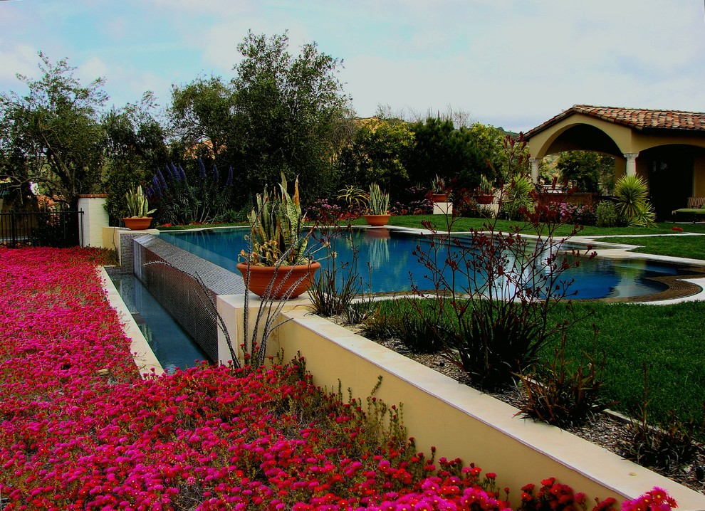 Mediterraner Garten hinter dem Haus mit Kübelpflanzen und direkter Sonneneinstrahlung in Los Angeles