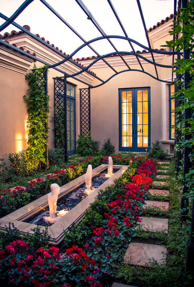 Идея дизайна: маленький садовый фонтан на внутреннем дворе в средиземноморском стиле для на участке и в саду
