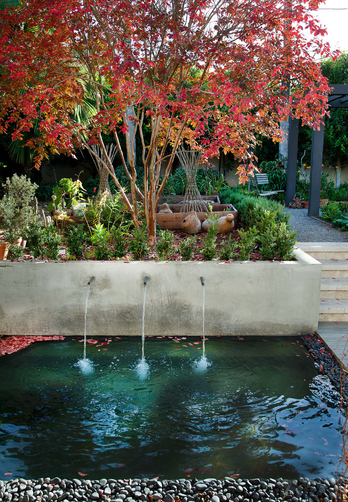 サンディエゴにある地中海スタイルのおしゃれな庭の噴水の写真