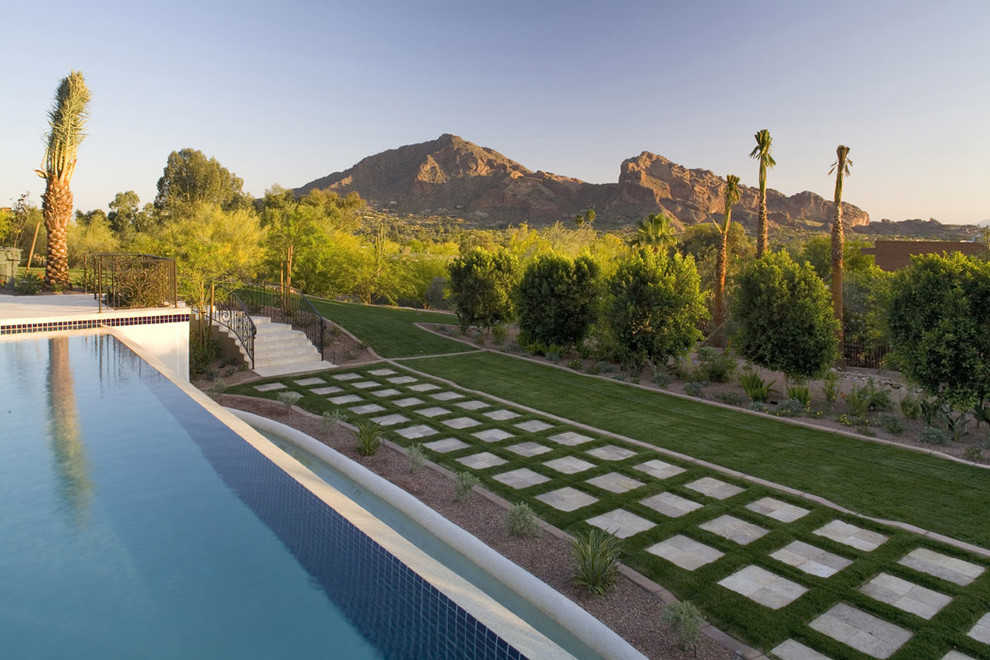 Foto di un giardino mediterraneo dietro casa con scale