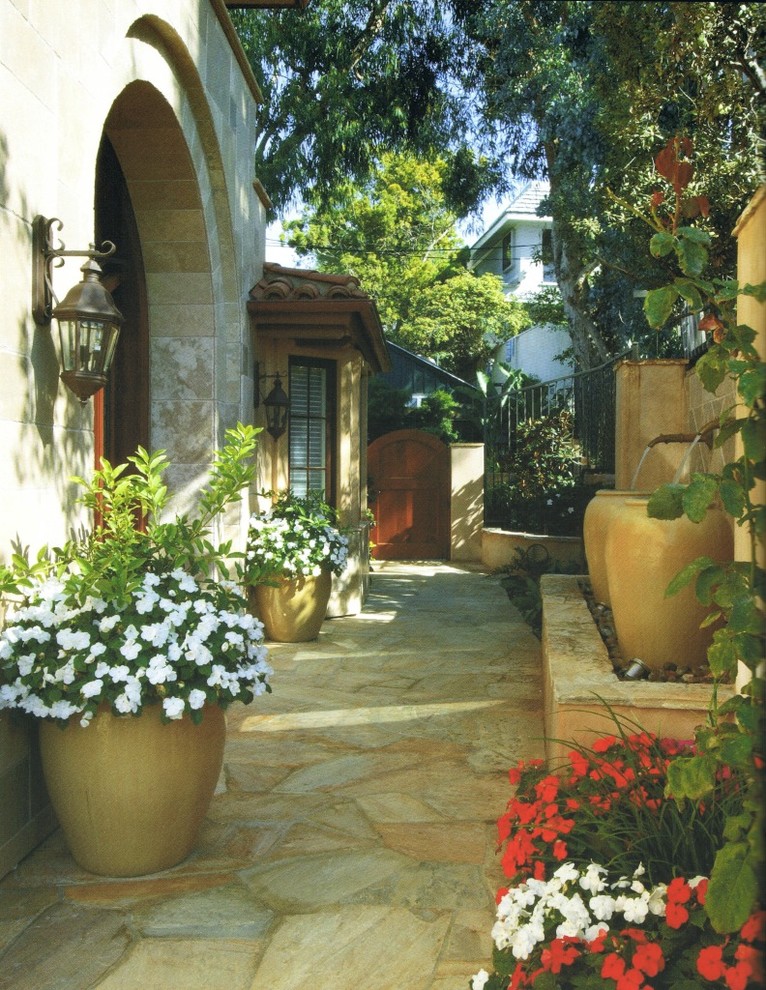 Esempio di un giardino mediterraneo con fontane