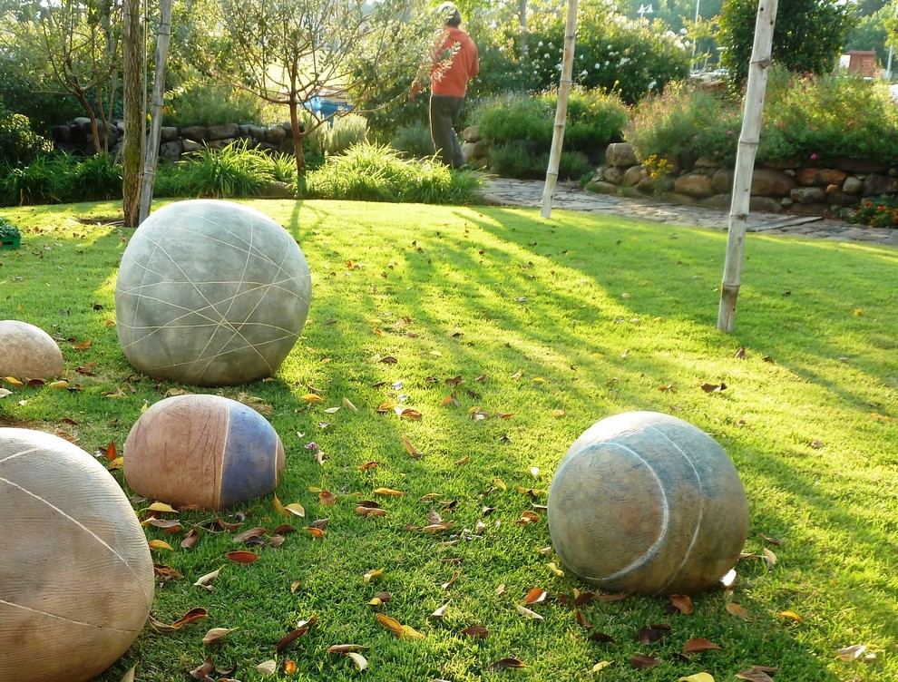 Ispirazione per un giardino mediterraneo dietro casa con sassi e rocce