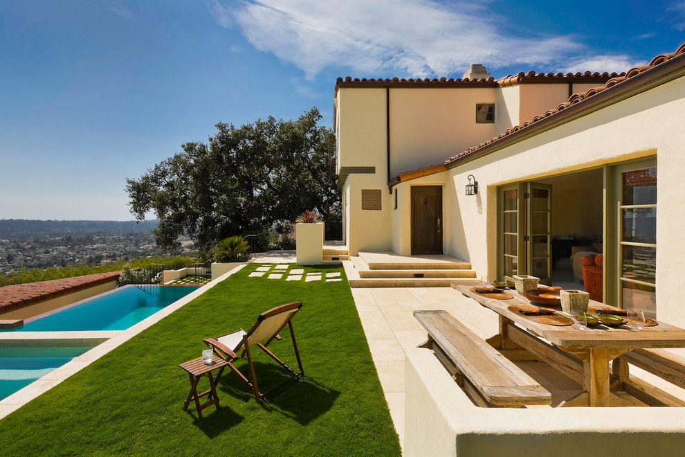 Свежая идея для дизайна: солнечный участок и сад на заднем дворе в средиземноморском стиле с хорошей освещенностью - отличное фото интерьера