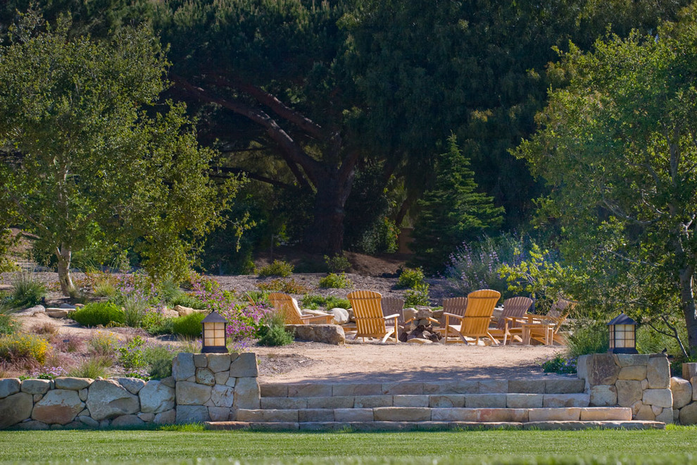 На фото: солнечный участок и сад в средиземноморском стиле с хорошей освещенностью