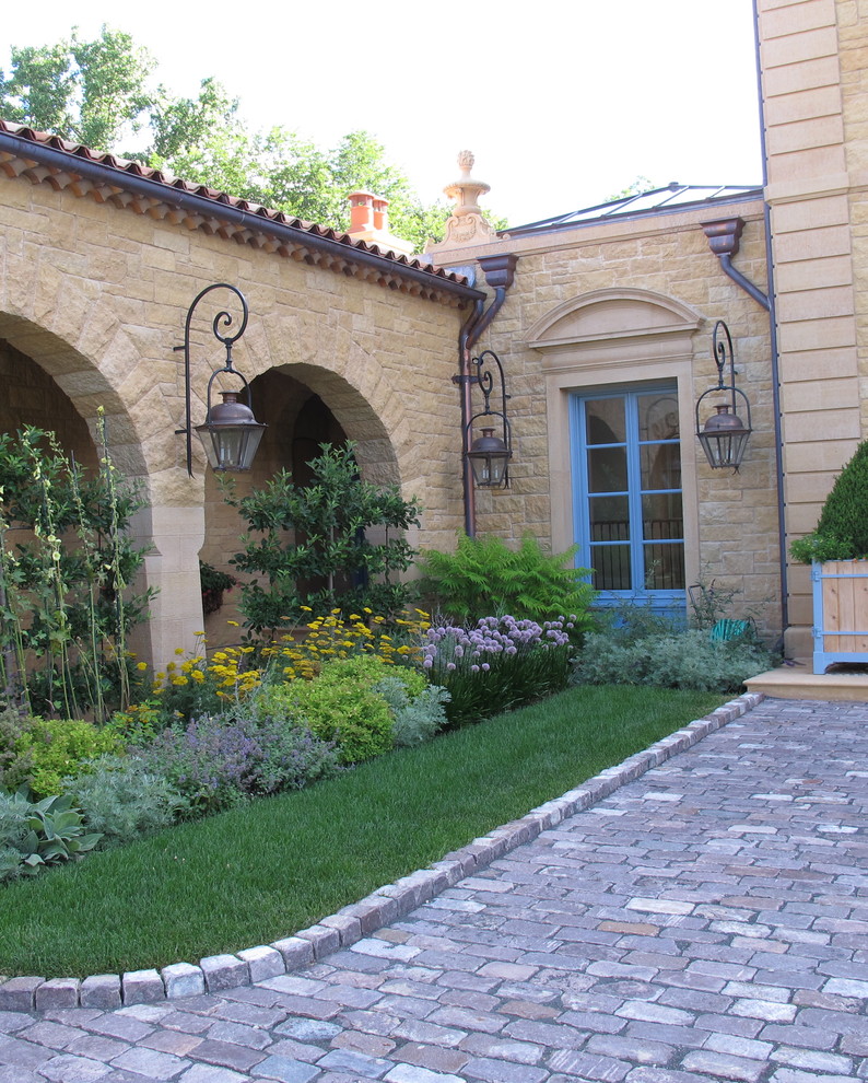 Design ideas for a mediterranean landscaping in Chicago for summer.