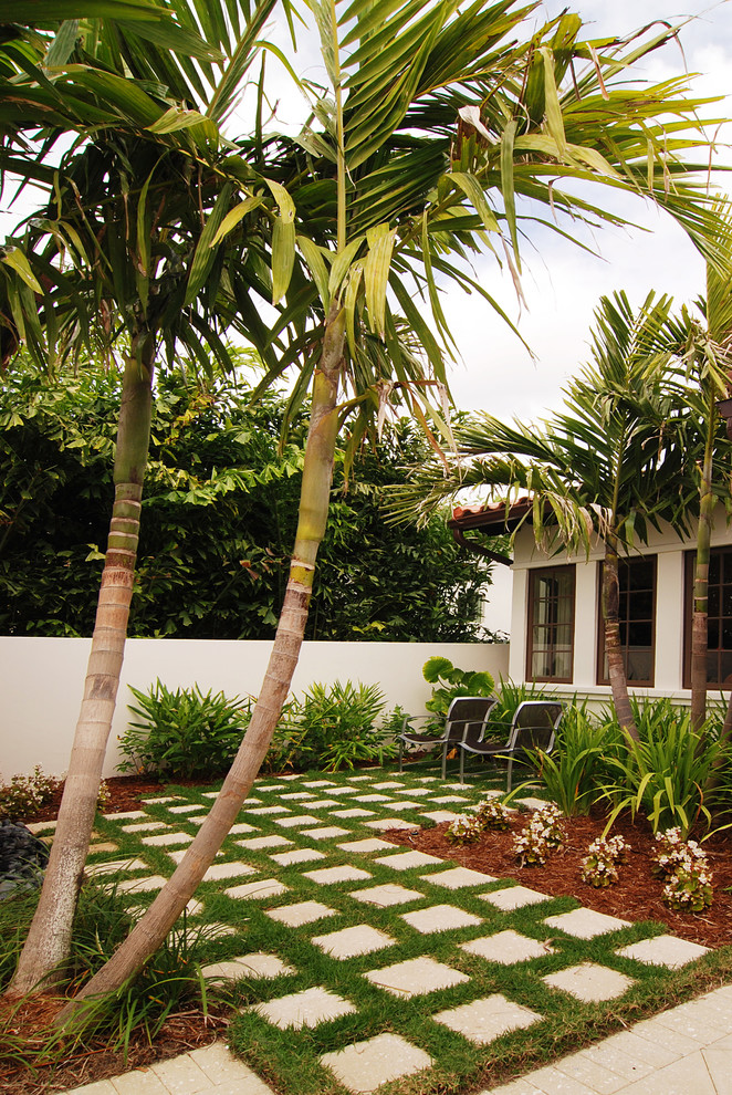 Стильный дизайн: участок и сад среднего размера на заднем дворе в средиземноморском стиле - последний тренд