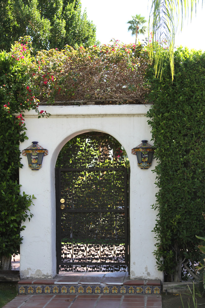 Пример оригинального дизайна: участок и сад в средиземноморском стиле с забором