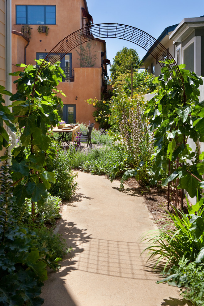 Diseño de jardín mediterráneo en patio trasero con exposición total al sol, huerto y granito descompuesto