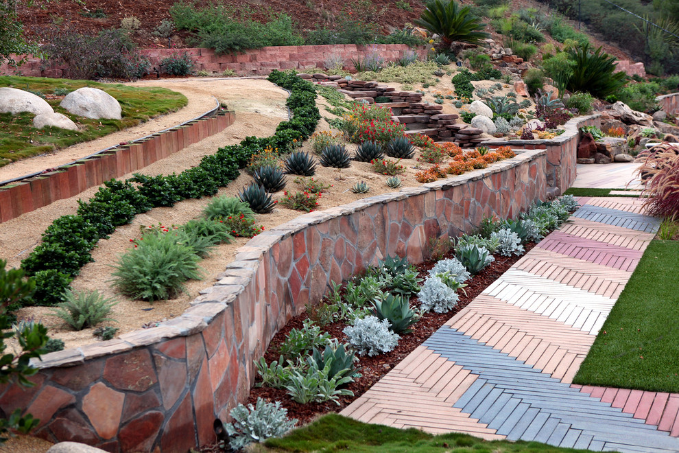 Свежая идея для дизайна: участок и сад на склоне в средиземноморском стиле - отличное фото интерьера