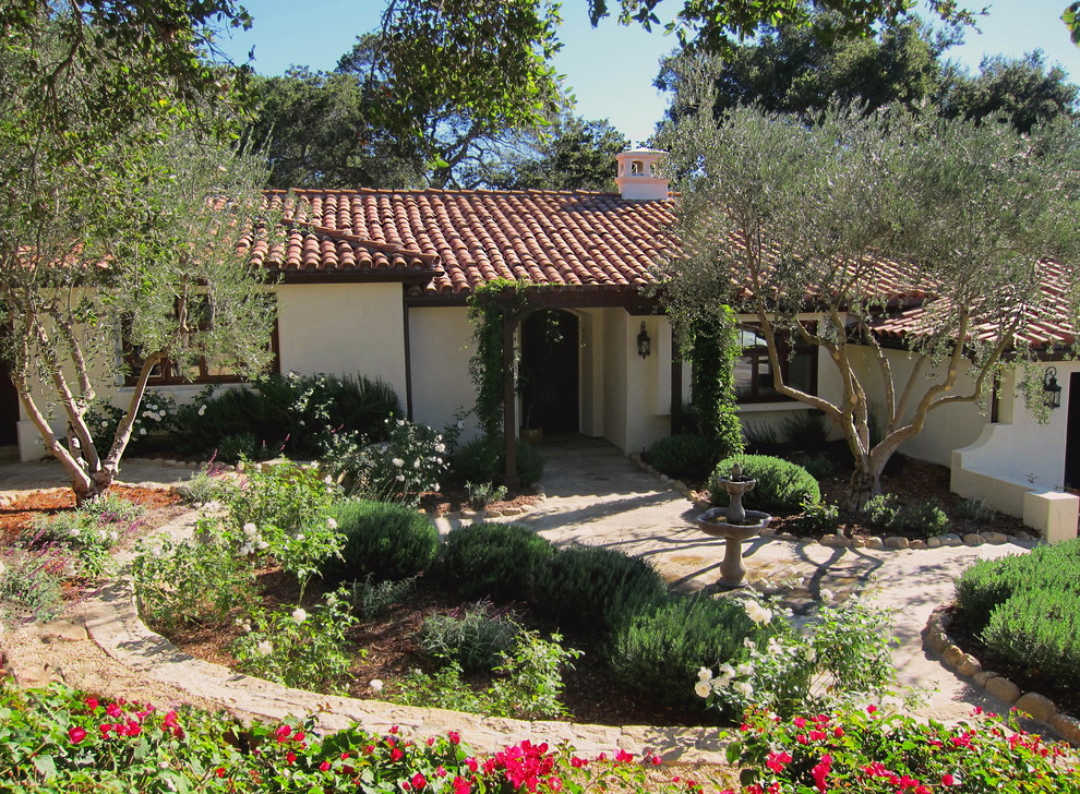 Mittelgroßer Mediterraner Garten im Herbst mit direkter Sonneneinstrahlung und Natursteinplatten in Santa Barbara