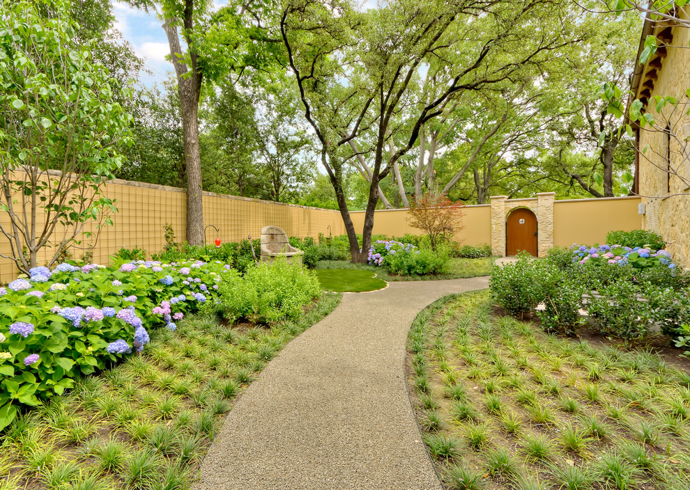 Пример оригинального дизайна: участок и сад на заднем дворе в средиземноморском стиле с покрытием из гравия и забором