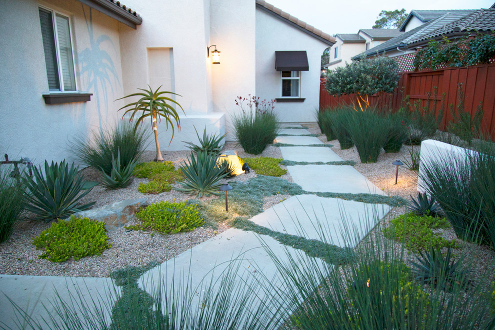Aménagement d'un jardin contemporain de taille moyenne avec une exposition ensoleillée et des pavés en béton.
