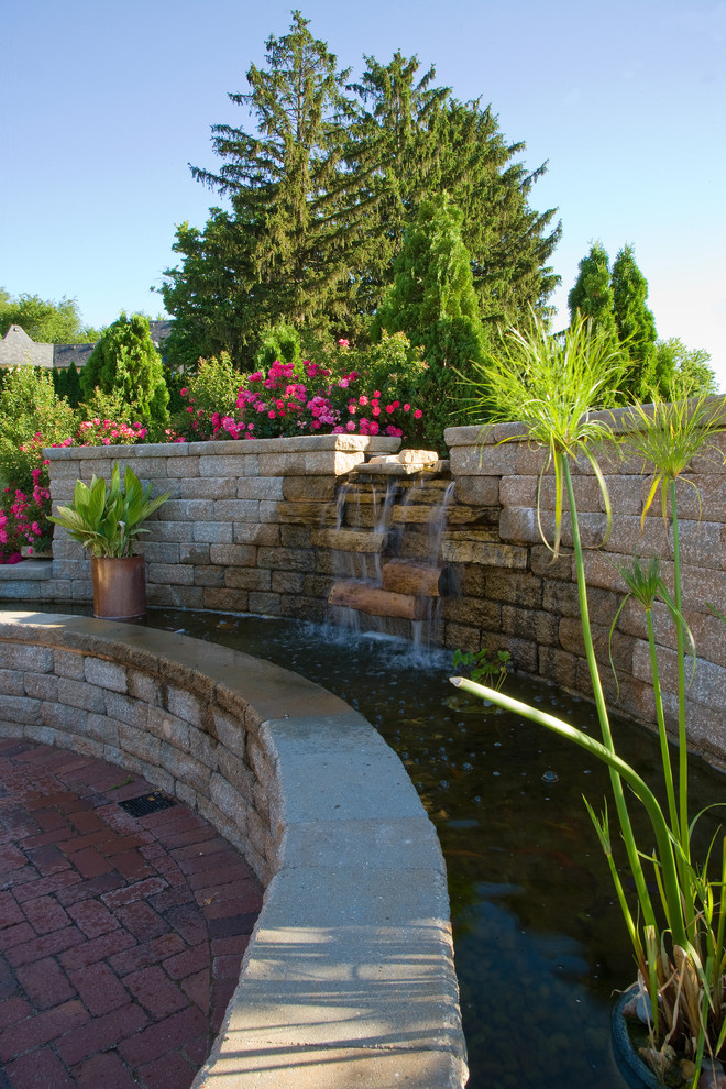 Идея дизайна: садовый фонтан на заднем дворе в средиземноморском стиле с мощением клинкерной брусчаткой