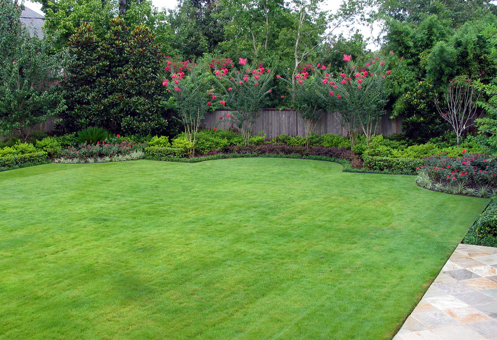 Inspiration for a traditional backyard lawn edging in Houston.