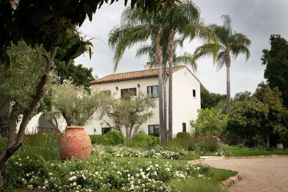 Design ideas for a mediterranean drought-tolerant and full sun front yard gravel landscaping in Santa Barbara.