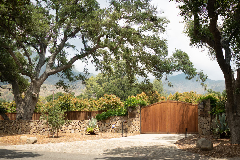 Mediterraner Gartenweg mit Auffahrt, direkter Sonneneinstrahlung und Natursteinplatten in Santa Barbara