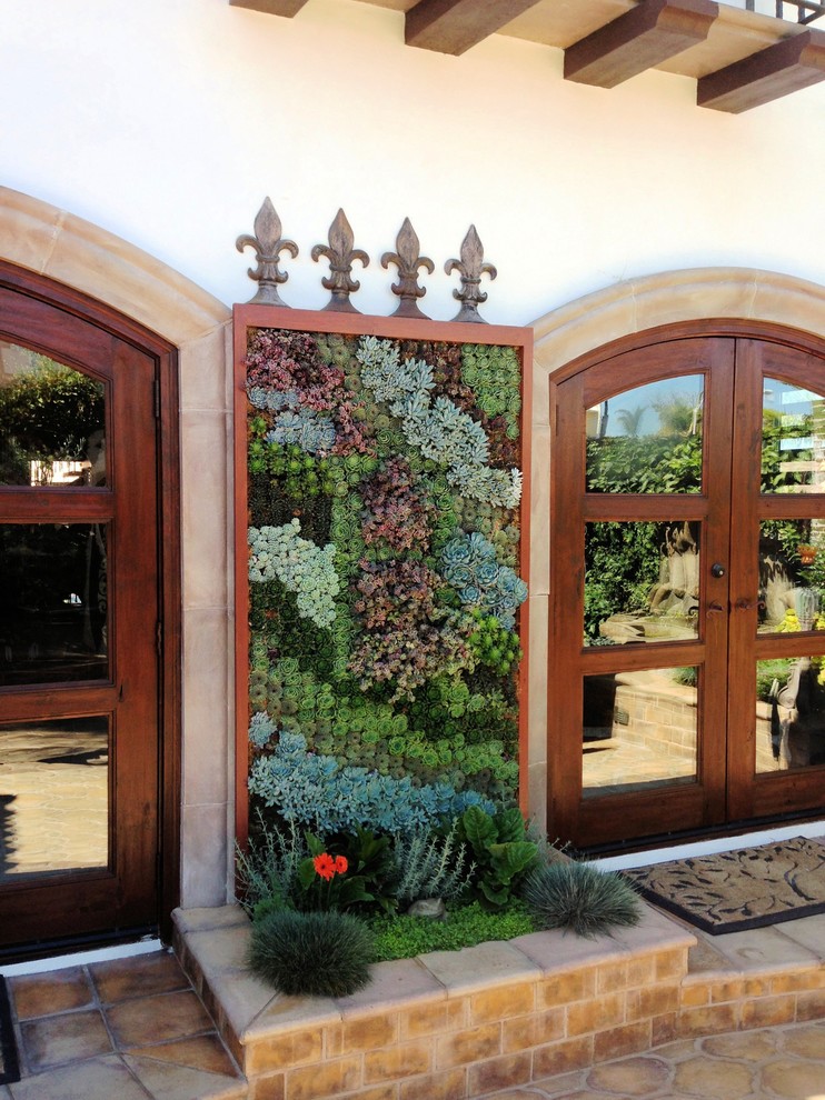 Idée de décoration pour un jardin chalet de taille moyenne avec une exposition ombragée et des pavés en pierre naturelle.