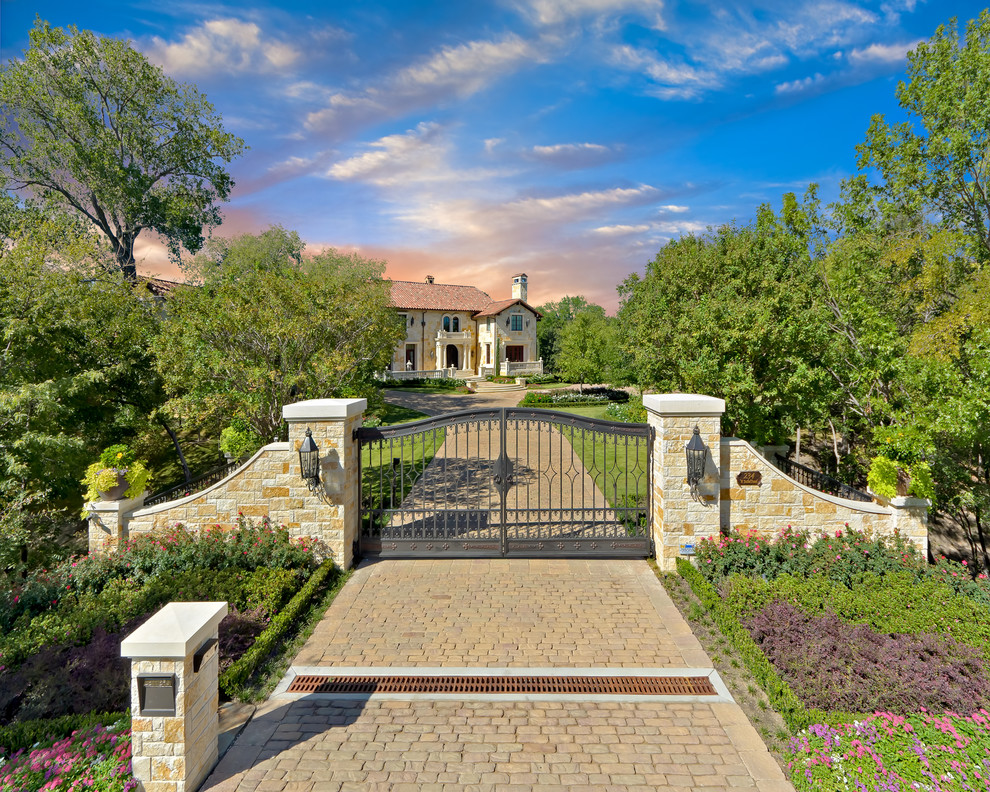 Inspiration for a mediterranean landscaping in Dallas.