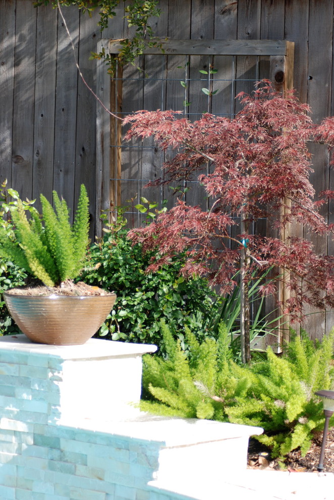 Modelo de jardín tradicional renovado grande en patio trasero con adoquines de ladrillo y exposición total al sol