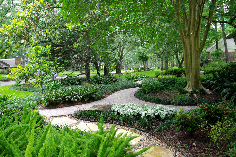 Idee per un grande giardino tradizionale esposto a mezz'ombra con un ingresso o sentiero e pavimentazioni in cemento