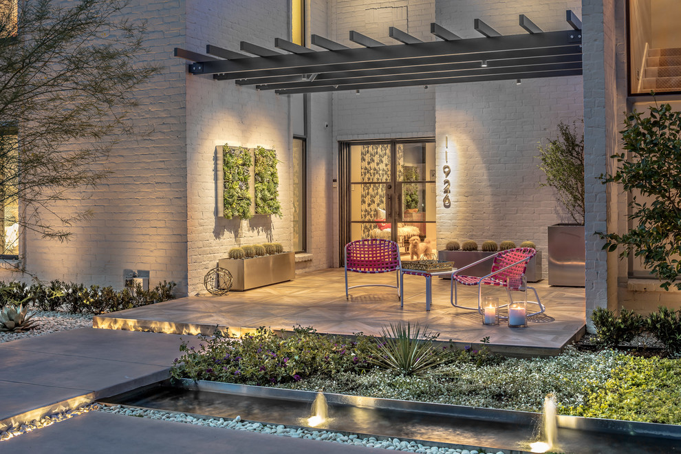 Kleiner Moderner Garten im Frühling mit direkter Sonneneinstrahlung und Betonboden in Houston