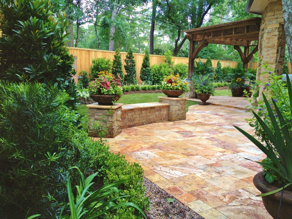 Esempio di un grande giardino formale mediterraneo esposto a mezz'ombra in cortile in primavera con pavimentazioni in pietra naturale