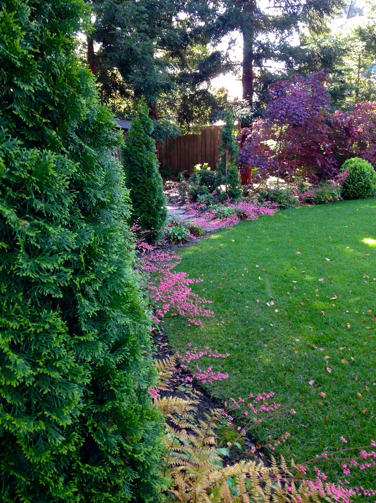 Идея дизайна: большой тенистый, весенний регулярный сад на заднем дворе в классическом стиле с мульчированием
