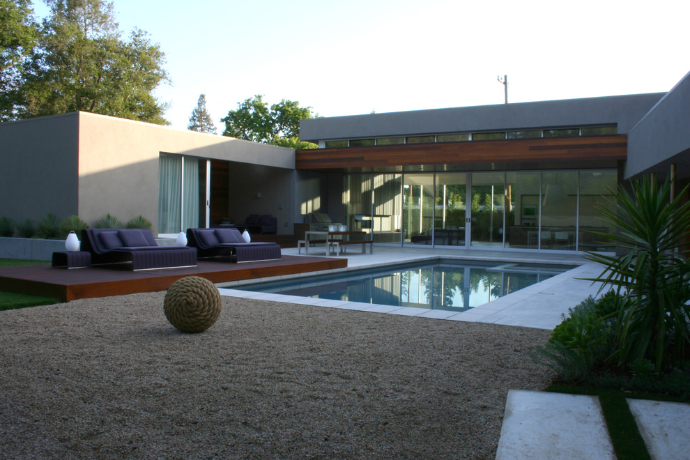 Стильный дизайн: участок и сад на внутреннем дворе в современном стиле с покрытием из гравия - последний тренд