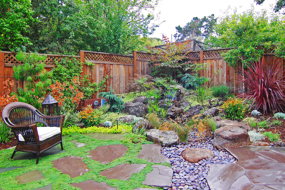 Contemporary back garden in San Francisco with a water feature.