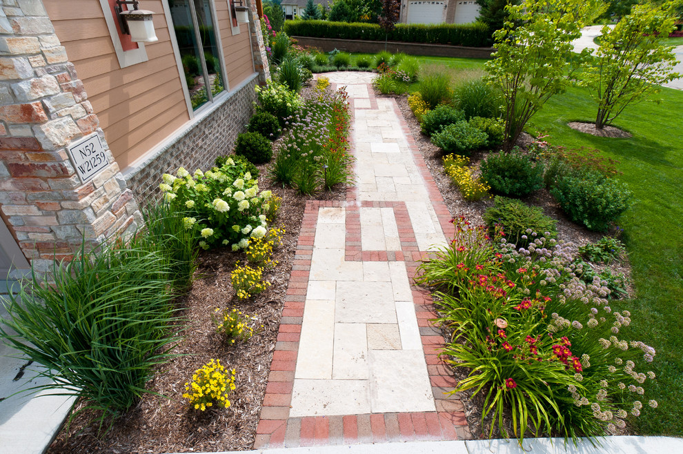 Пример оригинального дизайна: участок и сад среднего размера на переднем дворе в стиле кантри с покрытием из каменной брусчатки и садовой дорожкой или калиткой