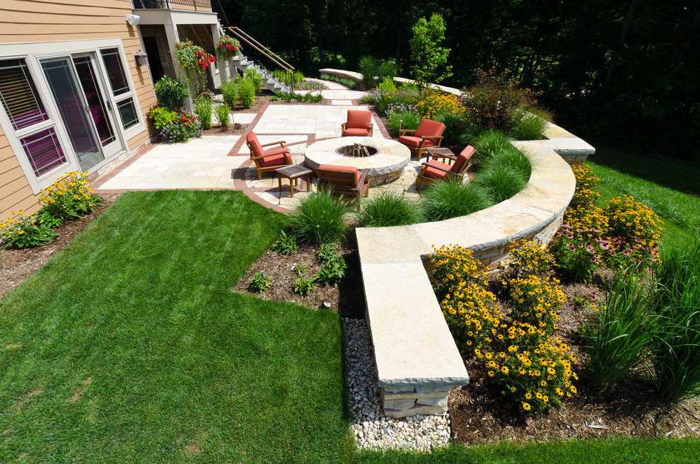 Идея дизайна: участок и сад среднего размера на заднем дворе в стиле кантри с подпорной стенкой и покрытием из каменной брусчатки
