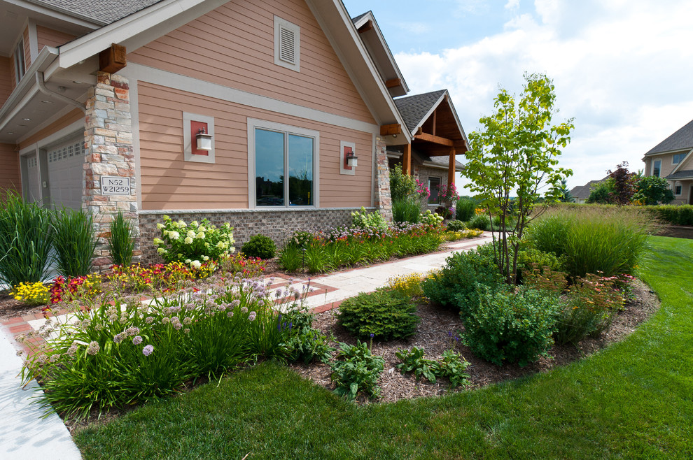 Foto di un giardino american style di medie dimensioni e davanti casa con pavimentazioni in pietra naturale e un ingresso o sentiero