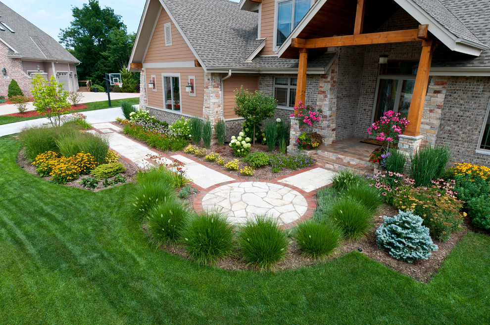 Пример оригинального дизайна: участок и сад среднего размера на переднем дворе в стиле кантри с покрытием из каменной брусчатки, подъездной дорогой и садовой дорожкой или калиткой