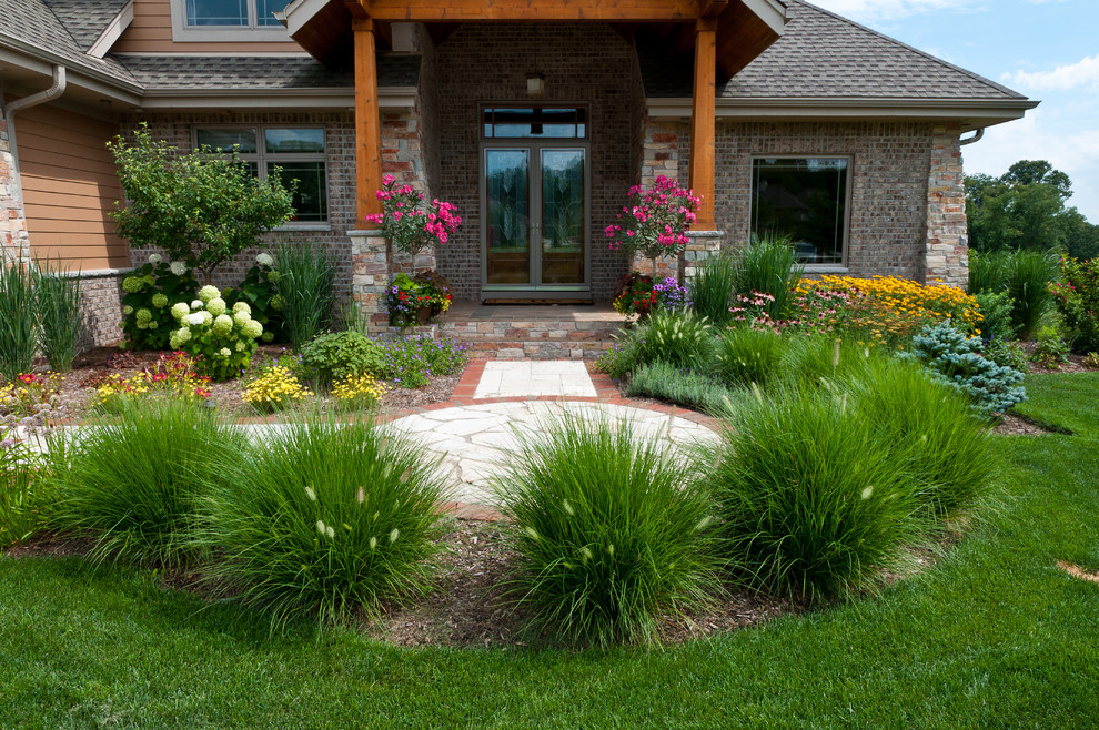 Immagine di un giardino stile americano di medie dimensioni e davanti casa con pavimentazioni in pietra naturale e un ingresso o sentiero