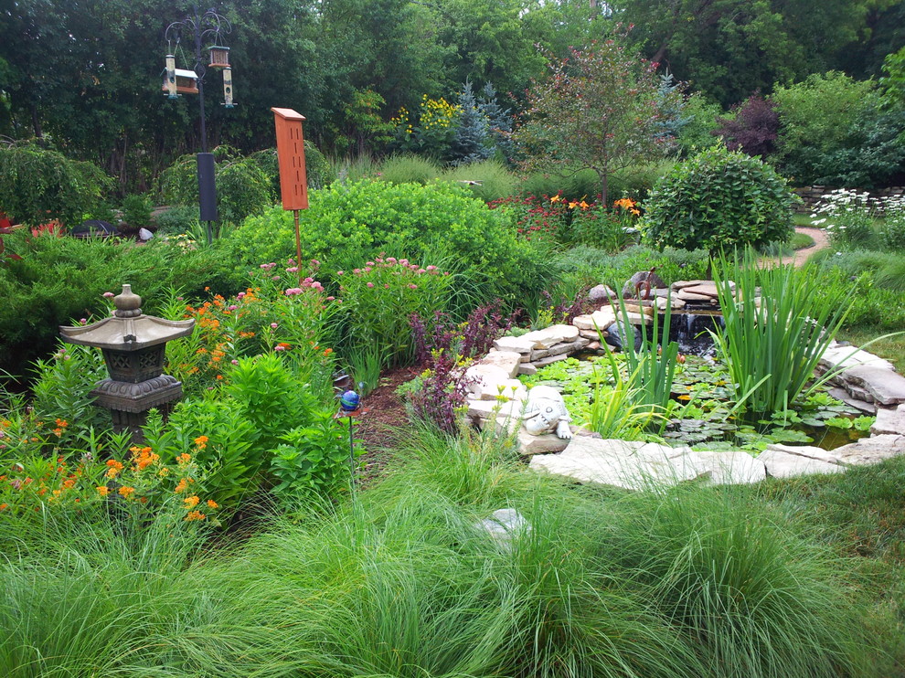 Idées déco pour un jardin classique avec un point d'eau.