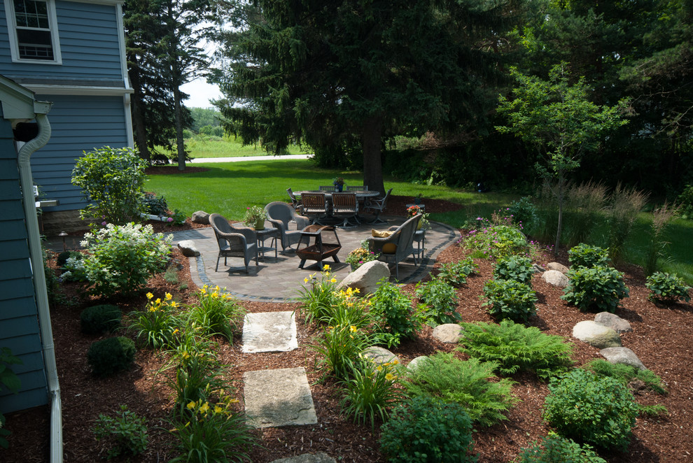 Cette photo montre un jardin arrière nature de taille moyenne avec une exposition partiellement ombragée et des pavés en béton.