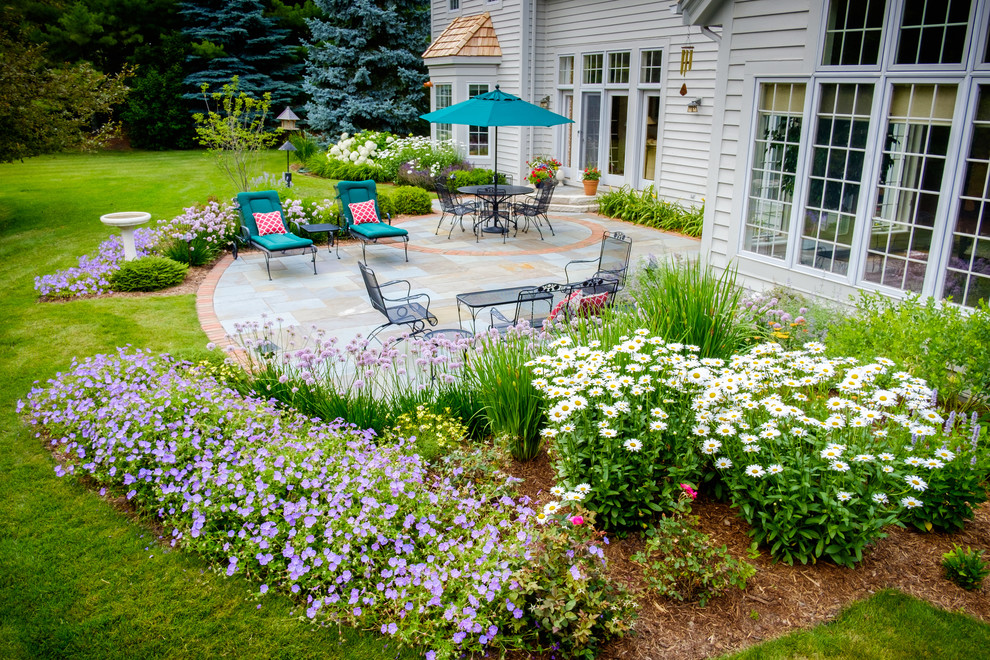 Design ideas for a medium sized traditional back garden in Milwaukee with natural stone paving.