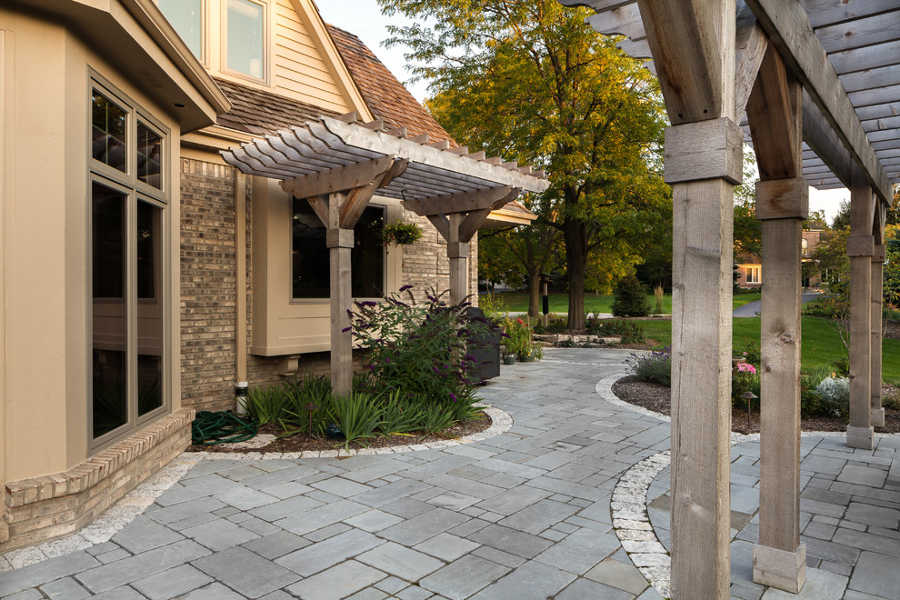 Diseño de jardín tradicional grande en patio trasero con exposición total al sol y adoquines de piedra natural