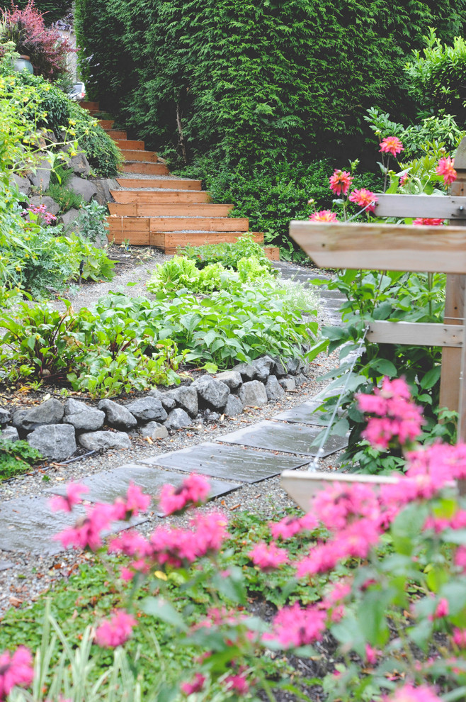 Aménagement d'un jardin potager arrière montagne de taille moyenne avec une exposition partiellement ombragée et des pavés en pierre naturelle.