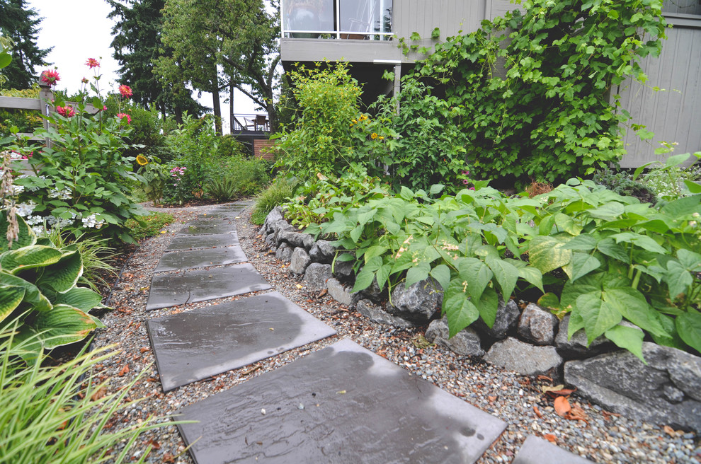 Idée de décoration pour un jardin potager arrière chalet de taille moyenne avec une exposition partiellement ombragée et des pavés en pierre naturelle.