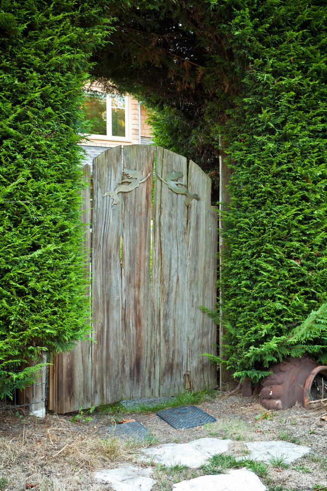 Inspiration pour un jardin arrière traditionnel de taille moyenne et au printemps avec des pavés en pierre naturelle et une exposition partiellement ombragée.