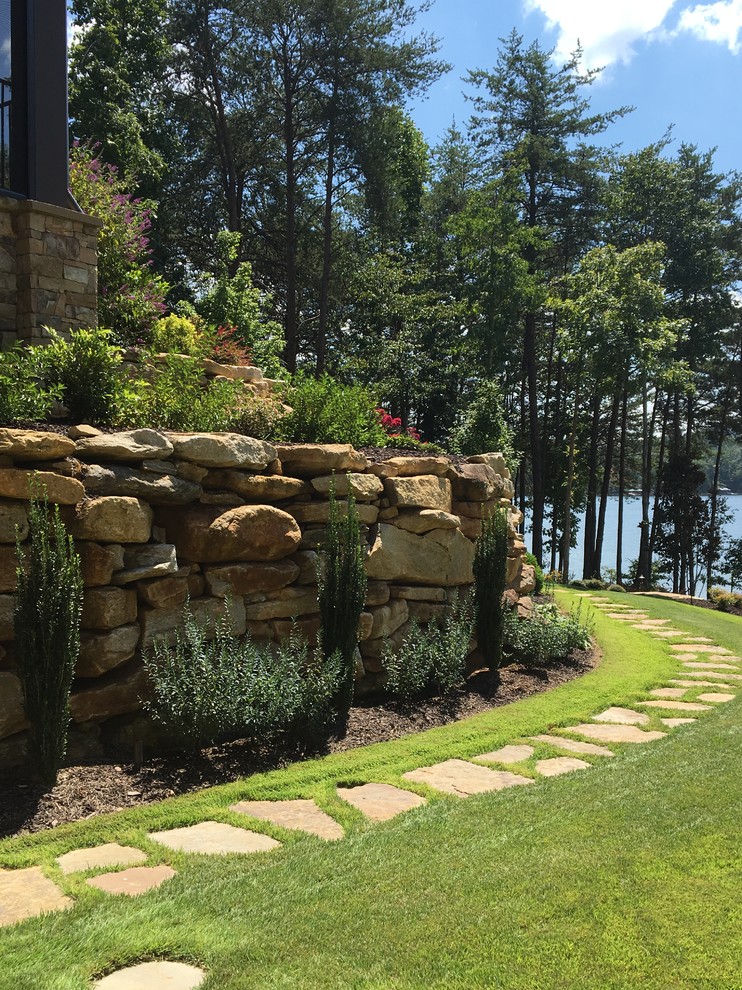 Geometrischer, Mittelgroßer Klassischer Garten neben dem Haus mit Natursteinplatten in Charlotte