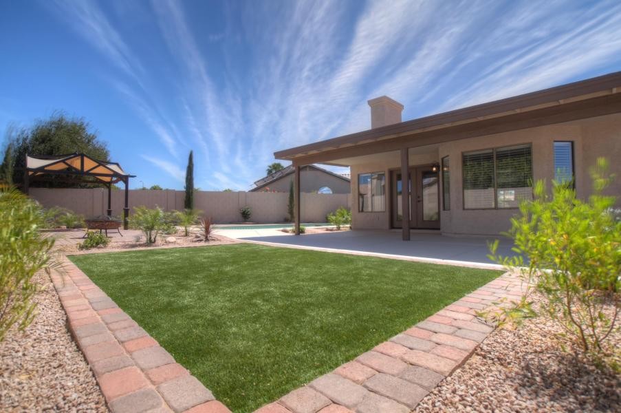 Photo of a large modern full sun and drought-tolerant backyard brick garden path in Phoenix for summer.
