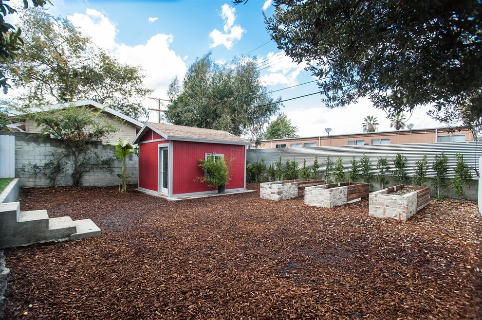 Diseño de jardín de estilo americano grande en patio trasero con huerto, exposición total al sol y mantillo