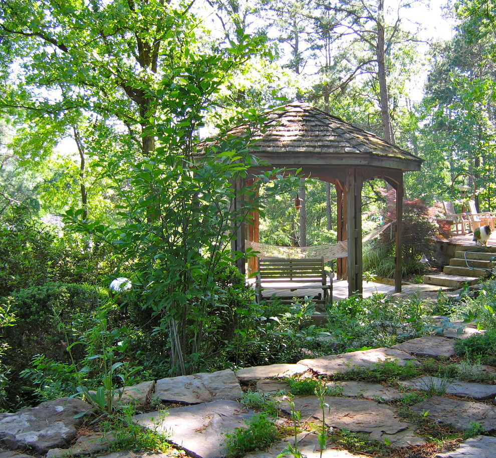 Foto di un giardino classico con gazebo
