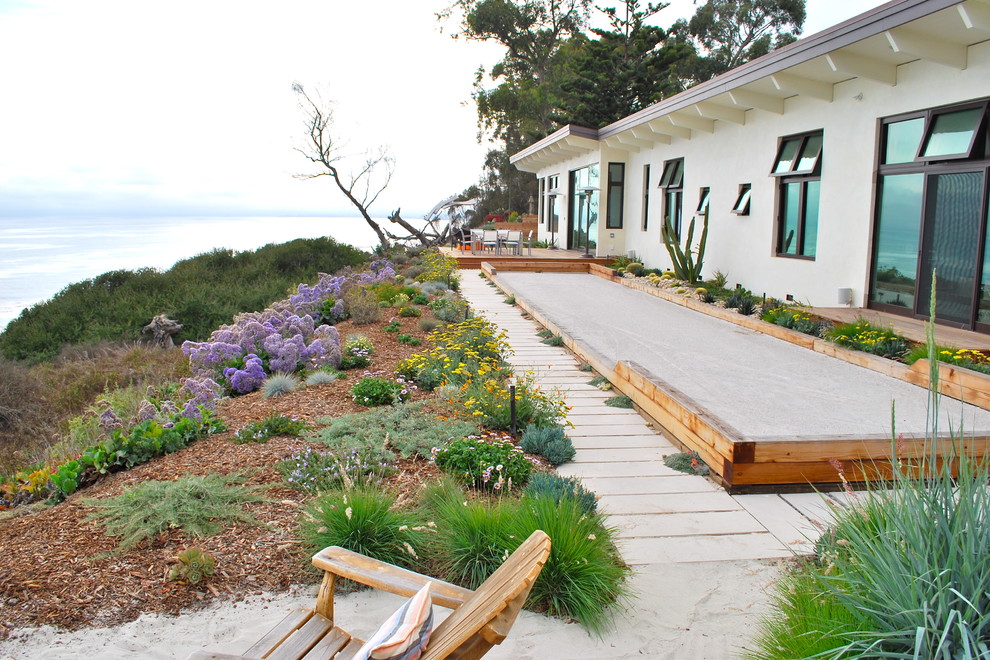 Mittelgroßer Mediterraner Garten hinter dem Haus mit Sportplatz und direkter Sonneneinstrahlung in Santa Barbara
