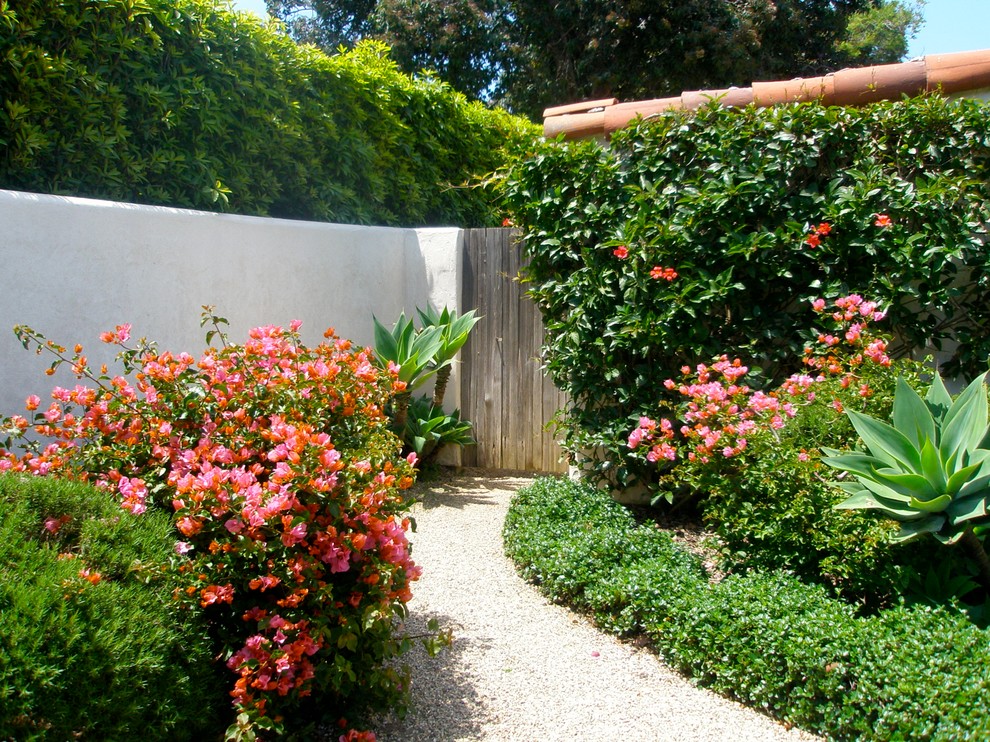 На фото: участок и сад в средиземноморском стиле с